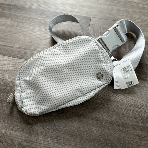 NWT lululemon belt bag seal grey/graphite grey grid - Picture 2 of 5